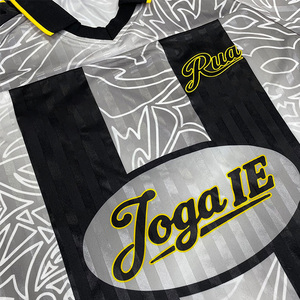 เสื้อฟุตบอลลายทางคลาสสิคแบบสั่งทำ ผ้าโพลีเอสเตอร์ พิมพ์ลาย ระบายอากาศได้ดี ทรงบ็อกซี่ โอเวอร์ไซส์ - Product Image 3