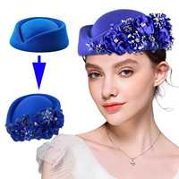 Chapeau Pillbox en feutre de style britannique personnalisé avec fleurs en strass, idéal pour les occasions formelles et l'aviation