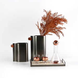 Ensemble de fleurs à une oreille en titane noir galvanisé Grands petits vases en métal Plateau en cuir Pot à <span class=keywords><strong>vin</strong></span> Vase de table en <span class=keywords><strong>verre</strong></span> à <span class=keywords><strong>vin</strong></span> - Product Image 6