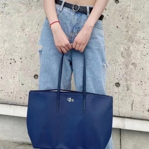 Sac fourre-tout tendance en PU léger grande capacité avec doublure, deux anses et fermeture éclair, motif poisson maléfique, couleur unie, best-seller transfrontalier en <span class=keywords><strong>France</strong></span> - Product Image 4