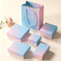 Boîte à bijoux en carton avec logo personnalisé, finition argentée de luxe, couvercle estampé à chaud, insert en éponge, sac fourre-tout pour bagues