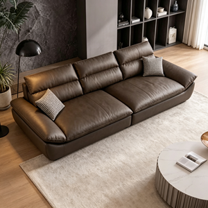 Sofá Moderno de Tres Plazas en Cuero Genuino con Respaldo Acolchado, Brazos Acolchados y Patas de Madera para Sala de Estar - Product Image 1