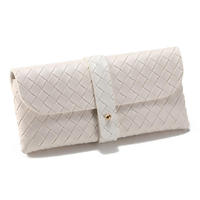 Étui à lunettes en cuir PU avec surface extérieure en cuir et doublure en flanelle, design carré portable, livraison directe disponible, logo personnalisé, chiffon pour lentilles