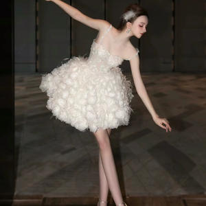 Nouvelle collection 2026, détails de roses blanches, design de niche, robe blanche de cygne, robe de mariée courte de luxe avec <span class=keywords><strong>voile</strong></span> floral - Product Image 6