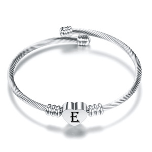 Bracelet en fil d'acier inoxydable en forme de cœur avec breloque lettre E, bijou unisexe, cadeau - Product Image 1