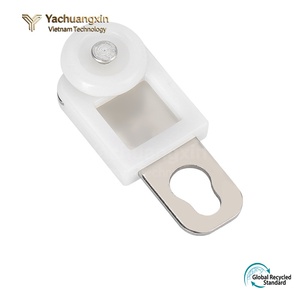 Pince de positionnement de fenêtre en plastique blanc avec base métallique et roue à roulement, non réglable pour une installation sécurisée - Product Image 3