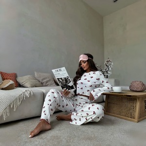 Ensemble pyjama décontracté YB à manches cloche pour femmes, imprimé cerises, haut à boutons sur le devant, pantalon, 2 pièces, vêtements de nuit, vêtements de maison, vente en gros - Product Image 3