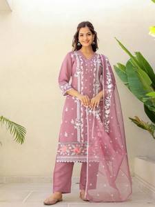 Kurta De Seda Pura Regular Bordado Floral Rosa Con Pantalón Con Dupatta - Product Image 3