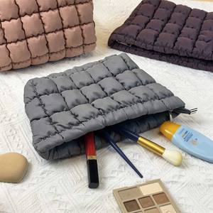 Nouvelle Trousse de Maquillage Rembourrée Élégante à Fermeture Ouverte Grande Capacité Pochette Décontractée Transfrontalière Douce et Moelleuse Rangement Multifonctionnel - Product Image 1