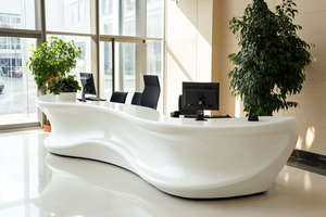Bureau d'accueil moderne en forme de vague, surface solide brillante, mobilier de bureau contemporain pour bâtiment commercial - Product Image 4