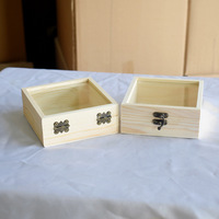 Vente en gros de boîte cadeau pliante en bois massif de pin avec logo personnalisé haute finition polie serrure carrée en métal bijoux vin thé affichage artisanat