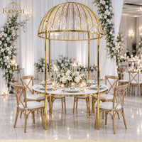 Table de présentation de gâteau de mariage moderne avec miroir, quatre poteaux et rideau de cristal, cadre en métal doré effet miroir, mobilier d'hôtel pour salle à manger