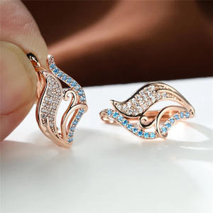 Pendientes E2826 Azul Marino y Oro Rosa, Forma de Alas, Diamantes Redondos de Corte Brillante, Engaste en Canal, para Mujer, Uso Diario Romántico - Product Image 5