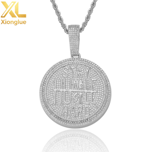 Colgantes de disco redondo con logotipo grabado personalizado del proveedor, alfabeto inglés, oro macizo de 18 quilates, moissanita microincrustada - Product Image 2