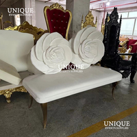 Canapé de mariage moderne en velours deux places avec motif de rose blanche pour la mariée et le marié, salon, appartement, hôtels et villas