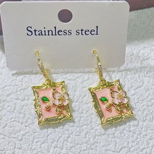 Pendientes de niña chapados en oro al por mayor, colgante triangular, pendientes de flores de perlas de agua dulce genuinas a la moda, regalos ligeros de lujo para mujer - Product Image 2