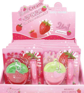 Nuovo Arrivo all'Ingrosso: Set 2 in 1 per la Cura delle Labbra <span class=keywords><strong>e</strong></span> delle Mani alla Fragola, Include <span class=keywords><strong>Balsamo</strong></span> Labbra <span class=keywords><strong>e</strong></span> Lozione, Naturale <span class=keywords><strong>e</strong></span> Vegano - Product Image 1