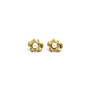 Pendientes de Perlas Chapados en Oro, Acero Inoxidable 316L, Resistentes y Sostenibles, con Diseño de Flor - Product Image 1