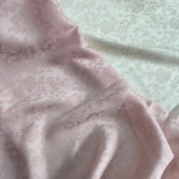 Tissu satiné imitation acétate gaufré 140g 148cm 97% polyester 3% élasthanne brillant et doux pour vêtements