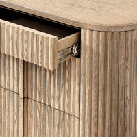Bureau de direction élégant et moderne en chêne clair cannelé, 4 tiroirs sans poignées, coins arrondis, base sur socle, pour bureau à domicile, personnalisable OEM