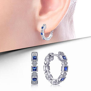 Pendientes Huggie de Oro Blanco con Zafiro y Diamantes de Corte Princesa, Diseño Geométrico con Engaste de Bisel, para Uso Diario de Mujer, Clásicos - Product Image 1