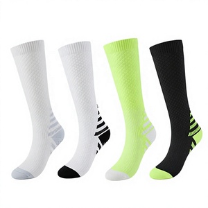 Chaussettes de compression respirantes en maille de nylon hautement extensible avec points en silicone antidérapants et évacuation de l'humidité pour le fitness et le yoga - Product Image 4