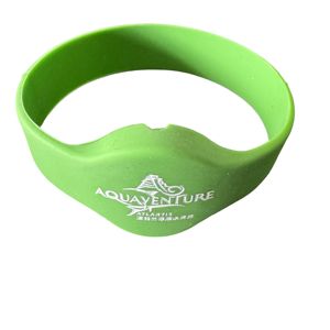Pulsera de silicona RFID de 13,56 MHz con logotipo para boletos de admisión a eventos - Product Image 1