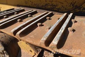 เครื่องจักรก่อสร้างมือสองรถตักดิน963C แมว - Product Image 6