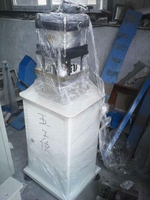 Machine à poinçonner pneumatique pour la fabrication de fenêtres en aluminium avec 4 stations de travail à matrices