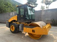 Rouleau compresseur vibrant à tambour unique de type cabine Entretien et réparation de routes de 6 tonnes Terrassement Facile à utiliser et roues en acier durables