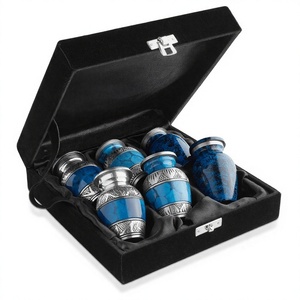 Petites urnes de crémation rappelées pour les cendres humaines Mini ensemble de 6 souvenirs bleu et argent avec étui en velours - Product Image 1