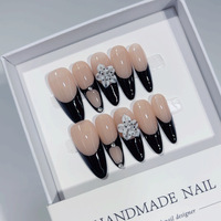 Tips Kuku Almond Half Cover Buatan Tangan 10 Pcs Warna Nude Pink dengan Ujung Hitam dan Hiasan Bunga Putih, Terlihat Alami