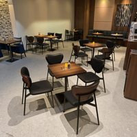 Ensemble table et chaises de salle à manger commerciale au design moderne pour restaurant hôtel avec style panneau en bois