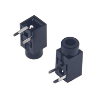 Conector de Audio PJ-210 de 2.5mm, Montaje Vertical de 3 Pines con Carcasa de Plástico Grueso, 9.5mm de Altura, Diseño con Orejetas para Fijación Segura