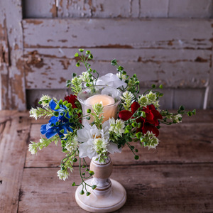 Couronne de fleurs artificielles multicolores avec des fleurs bleues, rouges et blanches, verdure florale pour la décoration de centre de table - Product Image 4