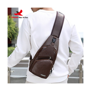 กระเป๋าสะพายข้างผู้ชายหนัง PU กระเป๋าเป้สะพายหลังพร้อมพอร์ตชาร์จ USB และช่องเสียบหูฟังกระเป๋าคาดหน้าอก - Product Image 1