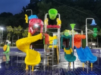 Robuste Poolrutschen aus Stahl und Kunststoff mit Treppen und Drehfunktion für den Aquatischen Spielbereich im Freien