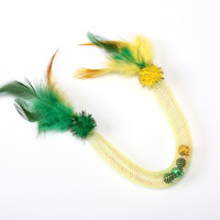Jouet pour chat en tube de maille vert et jaune avec billes roulantes, pompons scintillants, plumes naturelles, double extrémité, interactif, pour chaton, à faire jouer soi-même