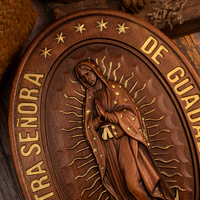 Relief en bois ovale Notre-Dame de Guadalupe, icône mariale sculptée ovale pour la décoration murale et les expositions d'art religieux de la Vierge Marie