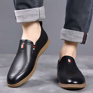 Mocasines blancos sin cordones, zapatos informales de cuero con suela suave para hombre, estilo británico, cómodos y transpirables para uso diario - Product Image 4