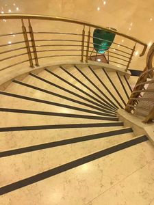 เทปกาวทนต่อสภาพอากาศกันลื่นสำหรับใช้ในอาคารแถบกันลื่นที่กำหนดเองได้แถบกาวกันลื่นสำหรับพื้น - Product Image 4