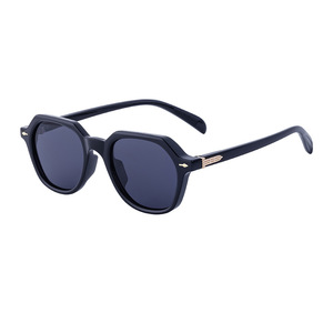 Gafas de Sol Retro Europeas Americanas con Marco Pequeño, Unisex, Marco de PC, Protección UV400, Estilo Cuadrado Negro ZS-98100 - Product Image 1
