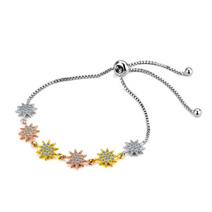 Bracciale da donna alla moda con stella esagerata, gioiello di tendenza con accenti scintillanti, accessorio da polso - Product Image 1