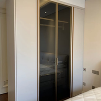 Porte coulissante de placard en verre moderne blanche pour chambre principale, bois de frêne brun ivoire, chêne clair