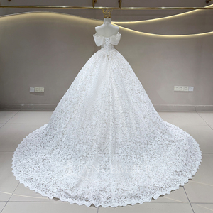 Robe de mariée JFH121 moderne et élégante, coupe princesse, avec appliques florales en cristal et broderies en dentelle, longueur ras du sol, traîne chapelle - Product Image 3