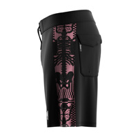 Shorts de surf pour hommes Stealth noir et rose avec décorations géométriques, poche arrière à rabat, empiècements latéraux en maille ventilée