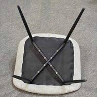 Chaise de salle à manger moderne et durable à assise baquet avec dossier haut et arrondi en tissu gris texturé et pieds noirs pour appartement et atelier