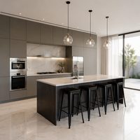 Cuisine sur mesure en bois massif de luxe léger MARFA, îlot de cuisson gris foncé avec four encastré, cuisine ouverte pour villa