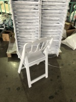 Chaise pliante Napoléon en résine pour événements et fêtes, style moderne, durable, avec assise rembourrée, empilable, vente en gros