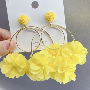 Boucles d'oreilles créoles exagérées en mousseline de soie avec fleurs et pompons, monture en fer, style bohème, pour fêtes décontractées, vacances et plage, accessoire de mode pour femme - Product Image 2
